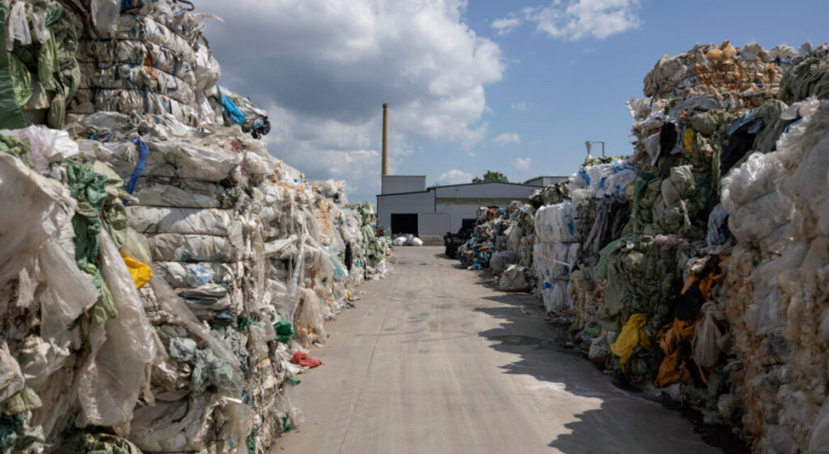 Μύθοι και πραγματικότητα για το περιεχόμενο στους μπλε κάδους ανακύκλωσης